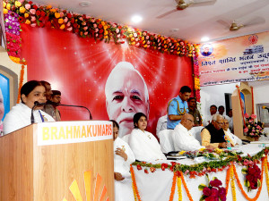Centre Incharge Vijaylaxmi Bahen address the public programme