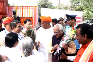 Governor Welcome by vijaylaxmi bahen & Brajesh Bhai